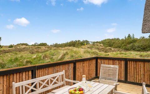 Reiko - 1.5Km from the Sea: Træ, Veranda, Hårdttræ, Bejdse, Altan, Dæk, Planke, Hegn, Gelænder, Eco Hotel