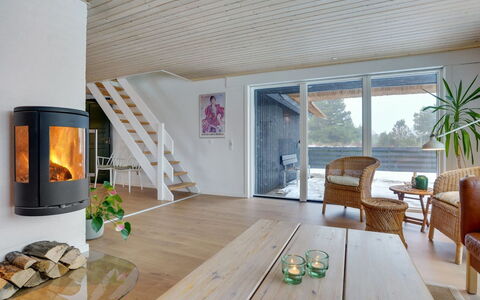 Reiko - 1.5Km from the Sea: Gulvbelægning, Træ, Etage, Indretning, Møbel, Trægulve, Hjem, Loft, Stue, Dør