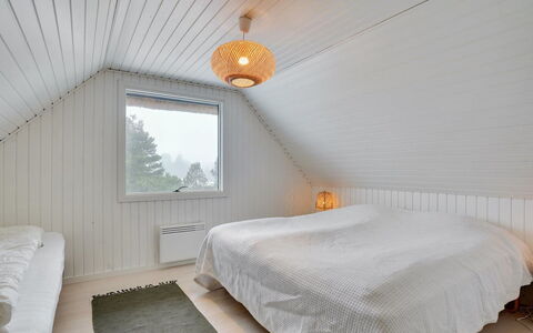 Reiko - 1.5Km from the Sea: Loft, Træ, Indretning, Gulvbelægning, Etage, Lysarmatur, Soveværelse, Belysning, Seng, Trægulve