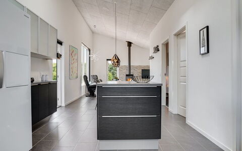 Siegfried - 500M from the Sea: Gulvbelægning, Indretning, Countertop, Køkken, Møbel, Etage, Cabinetry, Træ, Loft, Køkken Apparat
