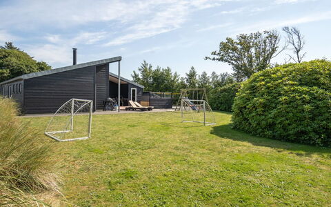 Siegfried - 500M from the Sea: Græs, Busk, Land Lot, Tag, Hjem, Sommerhus, Bunddække, Stuehus, Lawn, Have