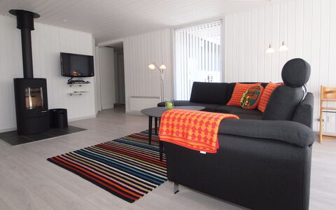Emmarenze - 400M from the Sea: Møbel, Indretning, Gulvbelægning, Couch, Træ, Stue, Etage, Hjem, Lejlighed, Værelse