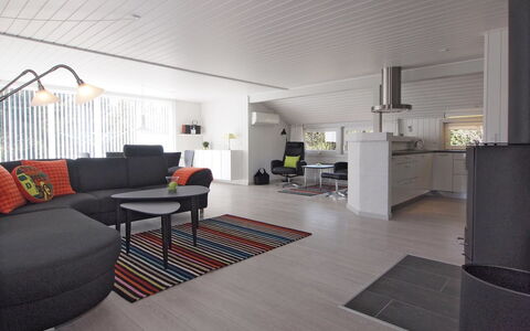 Emmarenze - 400M from the Sea: Indretning, Møbel, Gulvbelægning, Etage, Træ, Loft, Couch, Trægulve, Stue, Lysarmatur