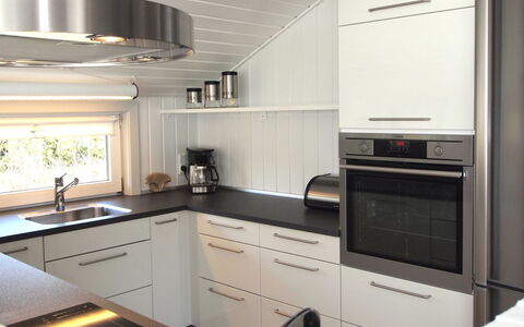 Emmarenze - 400M from the Sea: Køkken, Countertop, Køkken Apparat, Indretning, Cabinetry, Gulvbelægning, Træ, Loft, Husholdningsapparat, Større Bandage
