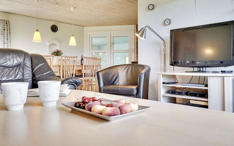 Aurelia - 500M to the Fjord: Møbel, Indretning, Gulvbelægning, Loft, Træ, Etage, Couch, Stue, Lysarmatur, Værelse