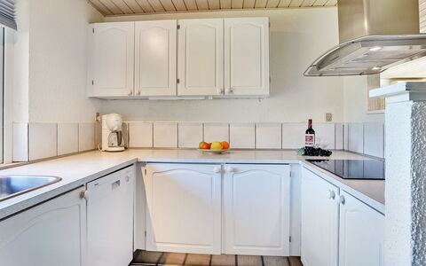 Aurelia - 500M to the Fjord: Køkken, Gulvbelægning, Countertop, Større Bandage, Køkken Apparat, Indretning, Cabinetry, Etage, Køkkenvask, Tap