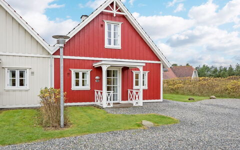 Thoran - from the Sea: Træ, Tag, Arkitektur, Hjem, Hus, Sommerhus, Sidespor, Hårdttræ, Hældning, Estate