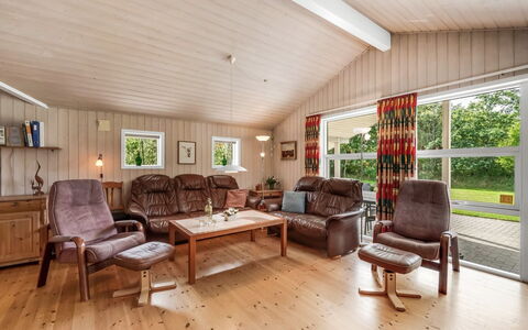 Salla - 1.2Km from the Sea: Træ, Loft, Møbel, Indretning, Couch, Stue, Hjem, Gulvbelægning, Etage, Sommerhus