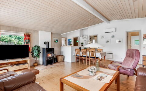Salla - 1.2Km from the Sea: Træ, Møbel, Loft, Indretning, Etage, Gulvbelægning, Hjem, Hus, Stue, Værelse