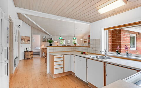Salla - 1.2Km from the Sea: Træ, Loft, Indretning, Gulvbelægning, Hjem, Etage, Køkken, Countertop, Trægulve, Bejdse