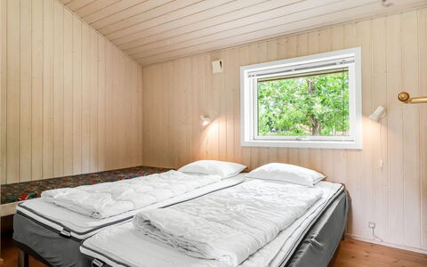 Salla - 1.2Km from the Sea: Træ, Soveværelse, Seng, Sengetøj, Sengetøj, Bed Frame, Hjem, Loft, Hårdttræ, Bejdse