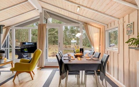 Abiorn - 2.5Km from the Sea: Træ, Indretning, Loft, Møbel, Gulvbelægning, Værelse, Etage, Stol, Stue, Lysarmatur