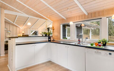 Abiorn - 2.5Km from the Sea: Træ, Indretning, Gulvbelægning, Loft, Køkken, Countertop, Etage, Trægulve, Møbel, Hjem