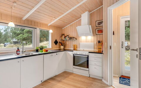 Abiorn - 2.5Km from the Sea: Køkken, Træ, Indretning, Gulvbelægning, Køkken Apparat, Loft, Countertop, Større Bandage, Møbel, Etage