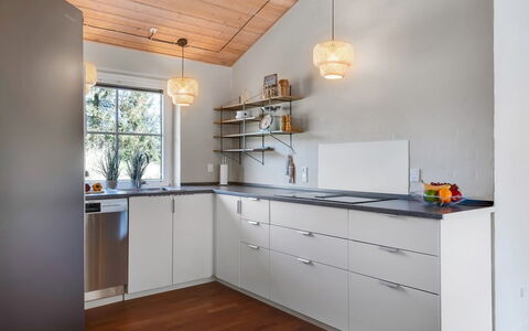 Ingmund - 2Km from the Sea: Indretning, Gulvbelægning, Countertop, Træ, Loft, Cabinetry, Køkken, Møbel, Etage, Lysarmatur