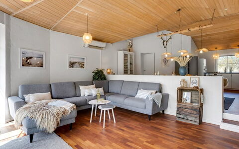 Ingmund - 2Km from the Sea: Indretning, Møbel, Couch, Træ, Gulvbelægning, Loft, Stue, Lysarmatur, Etage, Hjem