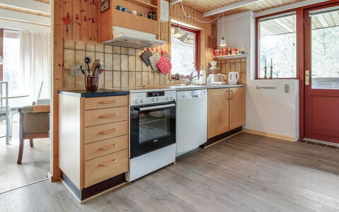 Alfons - 600M from the Sea: Køkken, Træ, Køkken Apparat, Større Bandage, Gulvbelægning, Møbel, Countertop, Indretning, Cabinetry, Etage