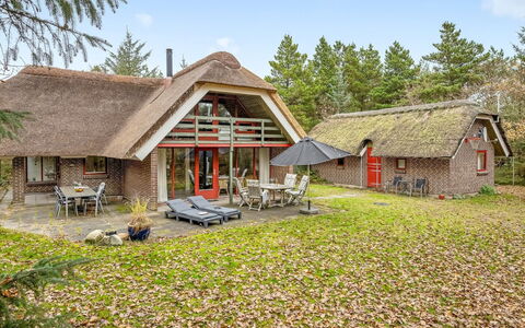 Alfons - 600M from the Sea: Estate, Skygge, Indkørsel, Stuehus