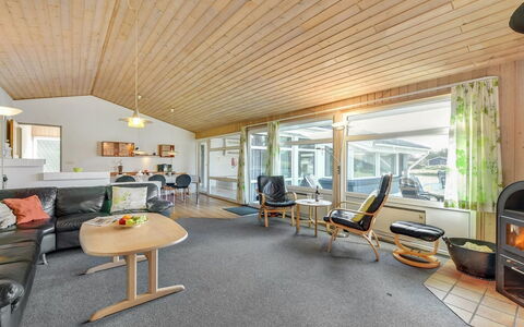 Tali - 700M from the Sea: Indretning, Loft, Træ, Couch, Gulvbelægning, Møbel, Stue, Etage, Hjem