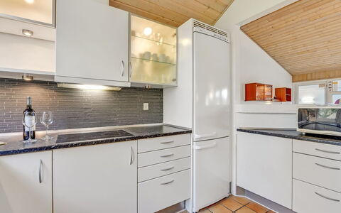 Tali - 700M from the Sea: Køkken, Countertop, Køkken Apparat, Gulvbelægning, Indretning, Større Bandage, Træ, Cabinetry, Etage, Loft