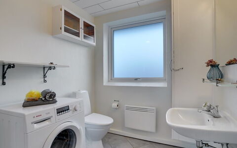 Dværg - 350M from the Sea: Gulvbelægning, Sanitærarmatur, Etage, Indretning, Loft, Værelse, Badeværelse, Vvs, Toilet, Håndvask