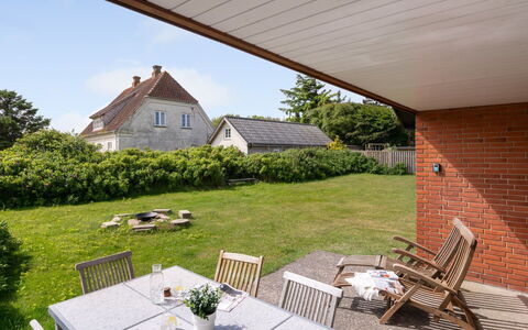 Dværg - 350M from the Sea: Græs, Busk, Tag, Boligområde, Hus, Have, Hjem, Møbel, Land Lot, Sommerhus