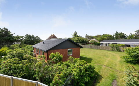 Dværg - 350M from the Sea: Græs, Tag, Hus, Busk, Hjem, Landdistrikt, Sommerhus, Bunddække, Have