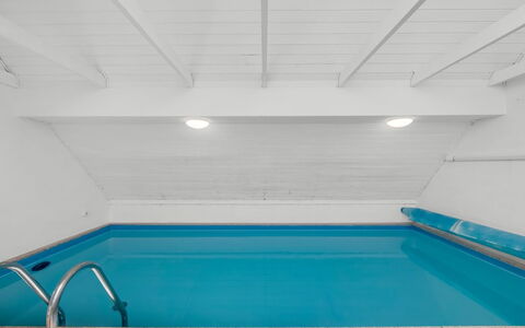 Laetitita - from the Sea: Gulvbelægning, Etage, Svømmepøl, Loft, Kompositmateriale, Flise, Design, Dagslys, Attic