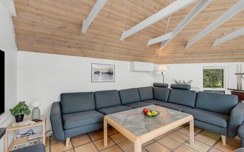 Laetitita - from the Sea: Møbel, Indretning, Gulvbelægning, Etage, Træ, Loft, Couch, Værelse, Stue, Belysning