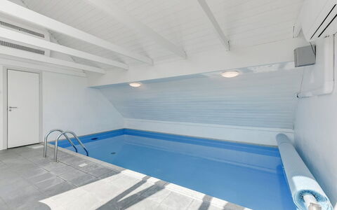 Laetitita - from the Sea: Gulvbelægning, Etage, Loft, Kompositmateriale, Svømmepøl, Attic, Design, Dagslys, Udvej, Hotel