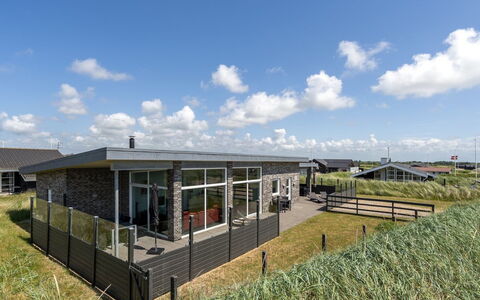 Synthia - 300M from the Sea: Tag, Land Lot, Sommerhus, Hjem, Landdistrikt, Skur, Sidespor, Garden Bygninger, Bjælkehytte, Hytte