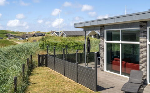 Synthia - 300M from the Sea: Tag, Land Lot, Sommerhus, Hjem, Landdistrikt, Skur, Sidespor, Garden Bygninger, Bjælkehytte, Hytte