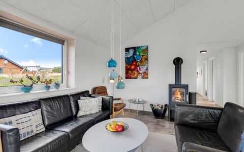 Hawarth - 300M to the Fjord: Møbel, Indretning, Loft, Belysning, Hjem, Værelse, Lysarmatur, Stue, Couch