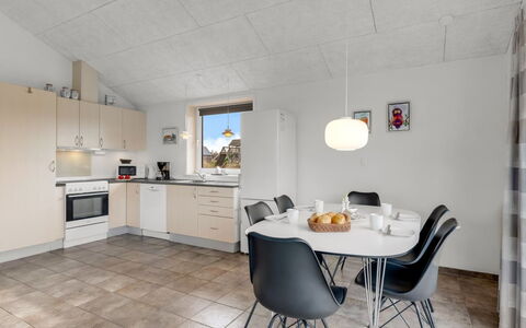 Hawarth - 300M to the Fjord: Indretning, Gulvbelægning, Loft, Møbel, Køkken, Etage, Lysarmatur, Belysning, Køkken & Spisebord, Countertop
