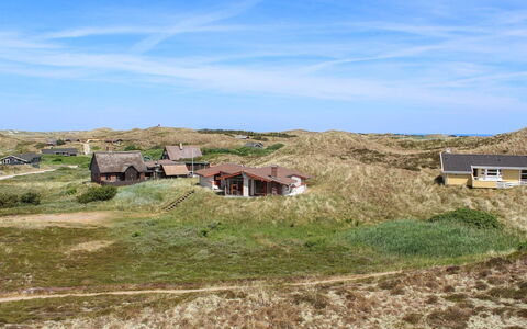 Jorma - 250M to the Fjord: Græs, Hus, Tag, Hjem, Sommerhus, Busk, Land Lot, Landdistrikt, Stuehus, Bunddække