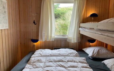 Elmeri - from the Sea: Busk, Sommerhus, Hjem, Skygge, Bunddække, Have, Gård, Backyard, Garden Bygninger, Lawn