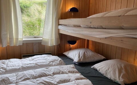 Elmeri - from the Sea: Busk, Sommerhus, Hjem, Skygge, Bunddække, Have, Gård, Backyard, Garden Bygninger, Lawn