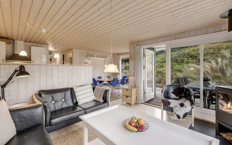 Elmeri - from the Sea: Træ, Møbel, Indretning, Loft, Gulvbelægning, Etage, Couch, Stue, Hjem, Dør