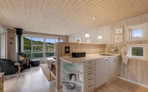 Elmeri - from the Sea: Køkken, Indretning, Gulvbelægning, Træ, Loft, Etage, Countertop, Møbel, Cabinetry, Værelse