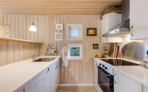 Elmeri - from the Sea: Træ, Køkken, Indretning, Gulvbelægning, Countertop, Loft, Køkken Apparat, Møbel, Etage, Belysning