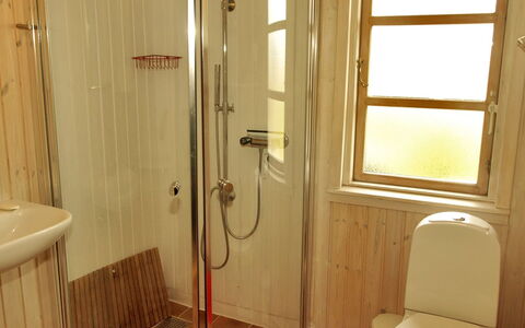 Soeren - from the Sea: Sanitærarmatur, Badeværelse, Toiletbræt, Gulvbelægning, Træ, Etage, Toilet, Vvs, Badeværelsesvask, Indretning