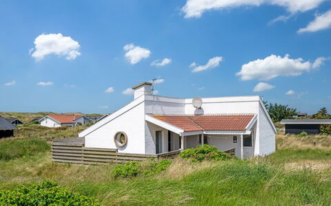 Jænis - from the Sea: Himmel, Græs, Bygning, Tag, Hjem, Hus, Arkitektur, Boligområde, Sommerhus, Land Lot