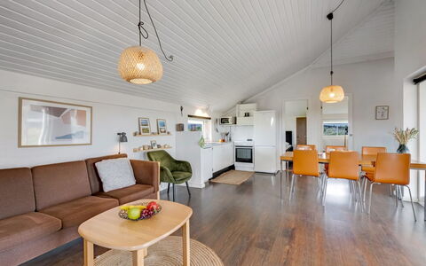 Jænis - from the Sea: Møbel, Indretning, Gulvbelægning, Træ, Loft, Couch, Etage, Lysarmatur, Stue, Hjem