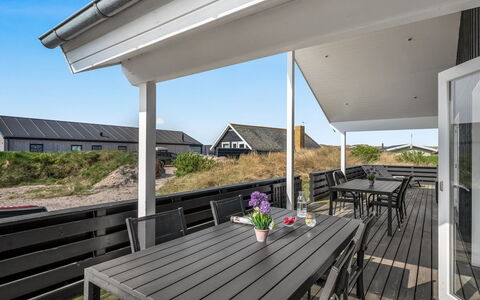 Sibyll - from the Sea: Træ, Arkitektur, Tag, Veranda, Dæk, Dør, Skygge, Hårdttræ, Planke, Bejdse