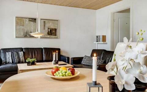 Eini - 4.5Km from the Sea: Møbel, Indretning, Gulvbelægning, Couch, Bord, Træ, Loft, Lysarmatur, Etage, Stue