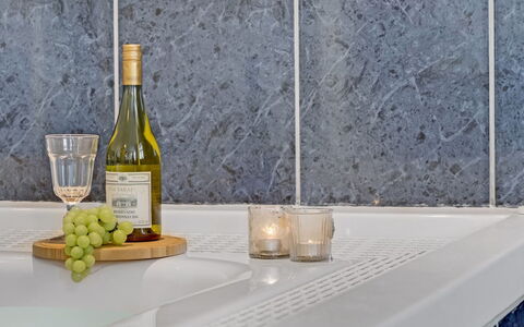 Eini - 4.5Km from the Sea: Countertop, Sanitærarmatur, Flise, Køkken, Naturmateriale, Tap, Håndvask, Marmor, Vvs