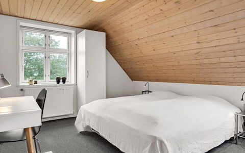 Eini - 4.5Km from the Sea: Gulvbelægning, Indretning, Soveværelse, Træ, Seng, Etage, Loft, Møbel, Trægulve, Sengetøj