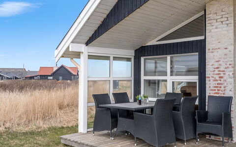 Galmand - 300M from the Sea: Træ, Dør, Hjem, Loft, Veranda, Skygge, Hårdttræ, Stol, Bejdse, Gårdhave