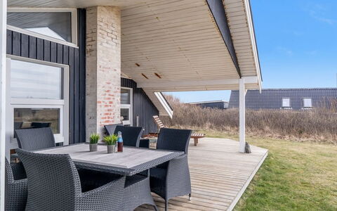 Galmand - 300M from the Sea: Træ, Arkitektur, Tag, Hjem, Dør, Hårdttræ, Veranda, Dæk, Bejdse, Sommerhus