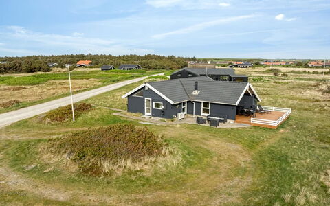 Filip - 100M from the Sea: Græs, Hus, Tag, Sommerhus, Hjem, Busk, Stuehus, Land Lot, Landdistrikt